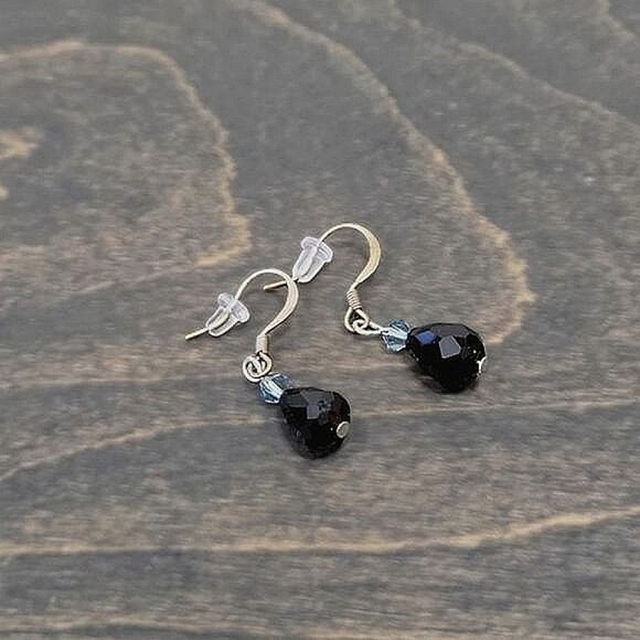 Vtg little faceted blue & black beaded drop earrings - Picture 5 of 6